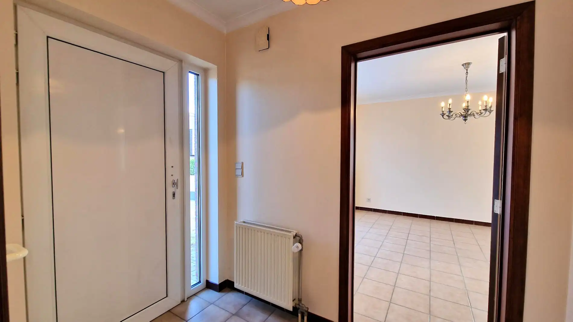 Open bebouwing met ruime tuin en garage foto 9