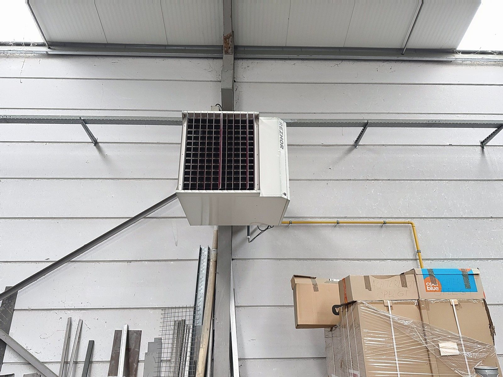 Instapklaar BEDRIJFSPAND te koop in Zedelgem, bestaande uit magazijn (480m²) met geïntegreerde kantoorruimten en grotendeels verhard buitenterrein! Op industriezone. foto 8