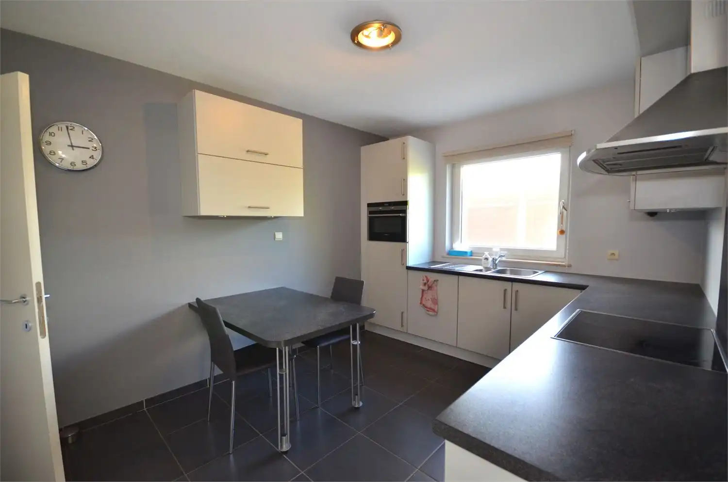 !! GELIEVE U PER MAIL AAN TE MELDEN!! INSTAPKLARE WONING MET EEN KNAPPE LEEFRUIMTE, KEUKEN, EEN  WASPLAATS/BERGING, INPANDINGE GARAGE, 3 RUIME SLAAPKAMERS EEN FIJNE BADKAMER, EEN KNAPPE PRIVATE TUIN MET FIJNE OVERDEKTE ZITPLAATS EN RUIME TUINBERGING IN HET CENTRUM VAN KAULILLE! foto 3
