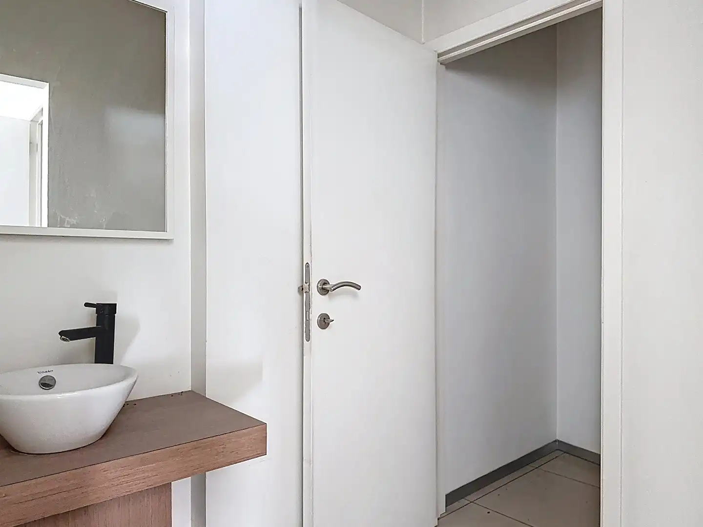 TOPLOCATIE! Commercieel Gelijkvloers (180m²) + Terras & Parking te Huur in Wolvertem (Meise) foto 9