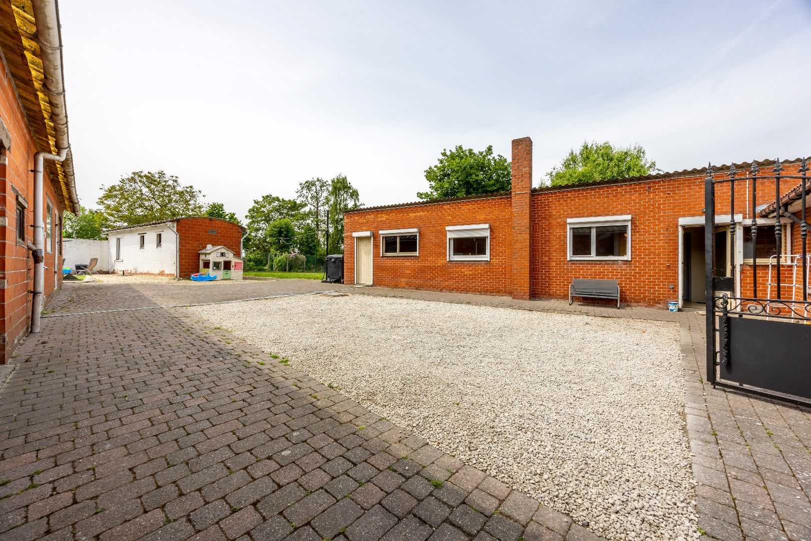 Verder op te knappen woning op 1.218 m² grond foto 2