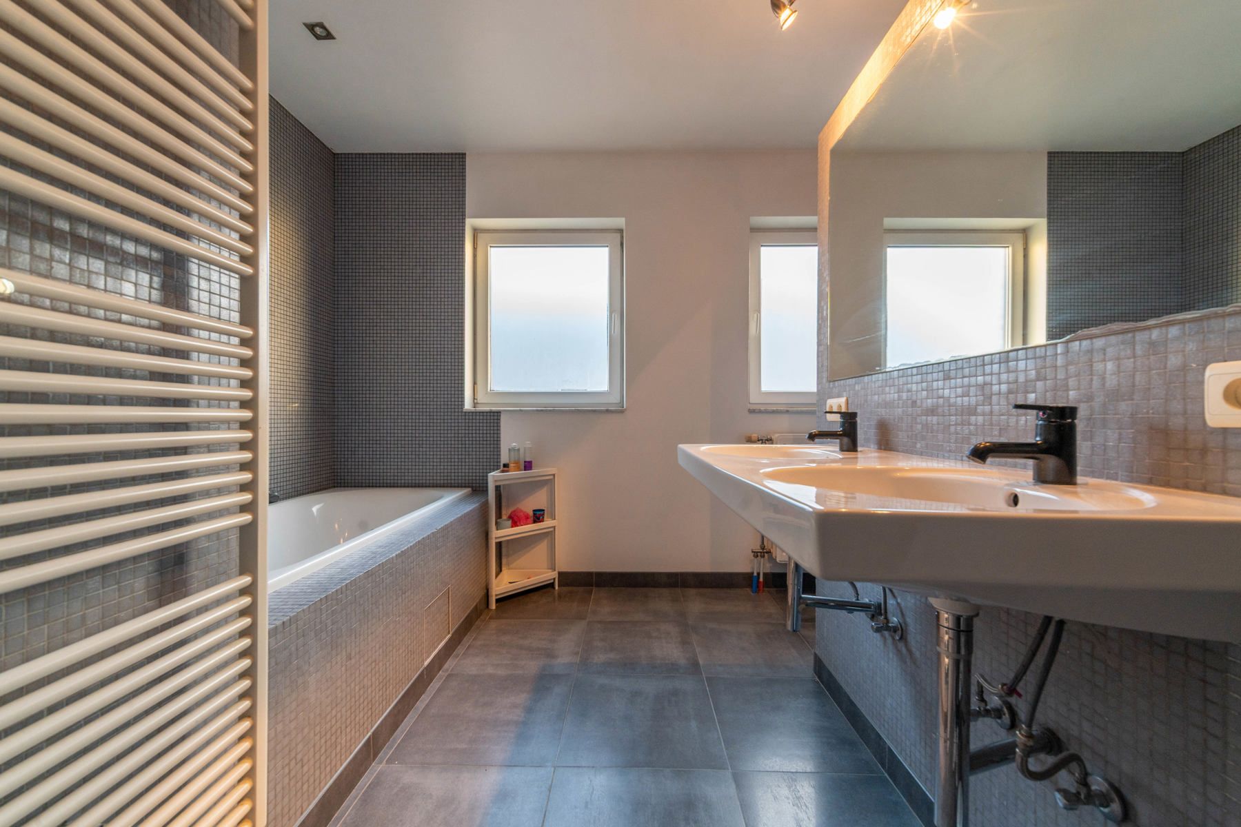 Instapklare, modern afgewerkte woning met B-label te Niel. foto 10