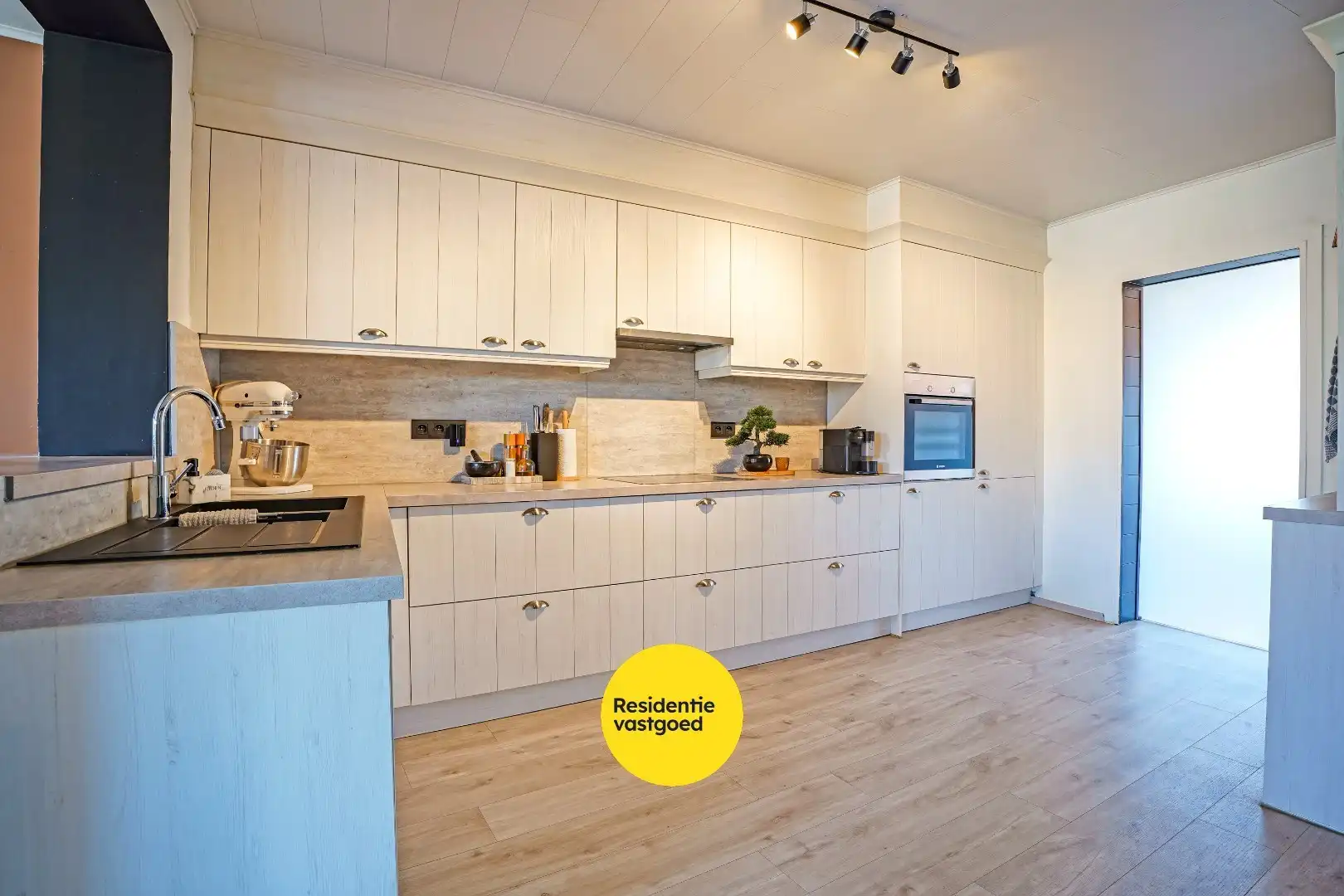  Gezellige rijwoning te huur met 3 slaapkamers en zongerichte tuin met open verzichten. foto 8