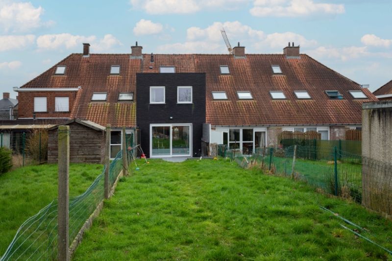 Roeselare : toffe gerenoveerde rijwoning aan de rand van Stad opp. 263 m2 voorzien van 2 grote slaapkamers en uitweg achteraan. foto 12