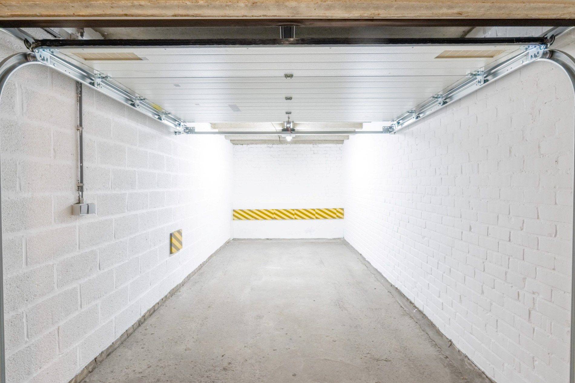 Gesloten garagebox aan de Komvest te Brugge foto 4