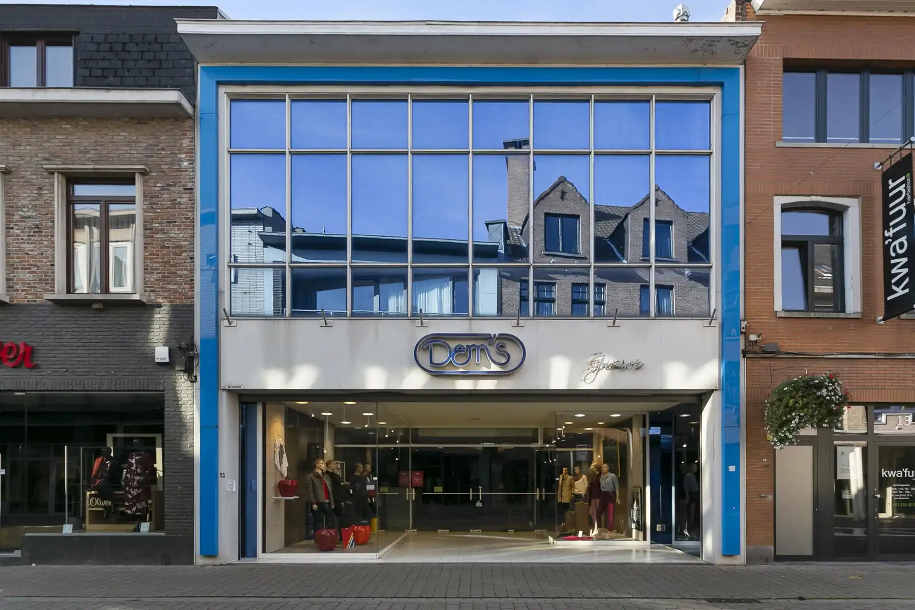 Zeer ruim handelspand te Koop foto {{pictureIndex}}