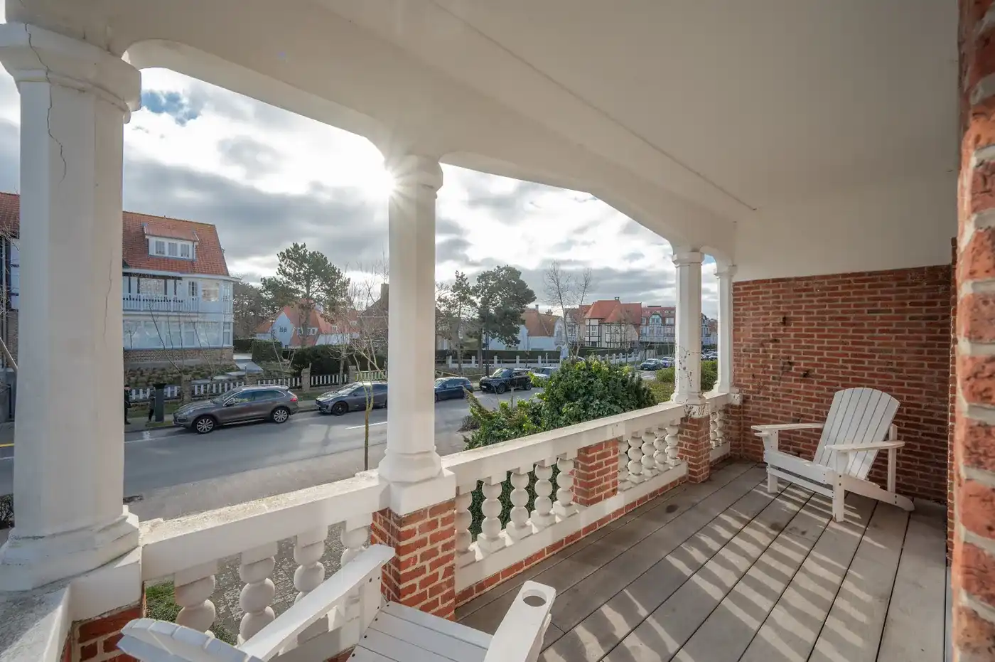 Gerenoveerde villa in Zoute, Knokke-Heist met 4 slaapkamers, tuin, garage, fietsenberging en 227m² hoogwaardige woonruimte. foto 12
