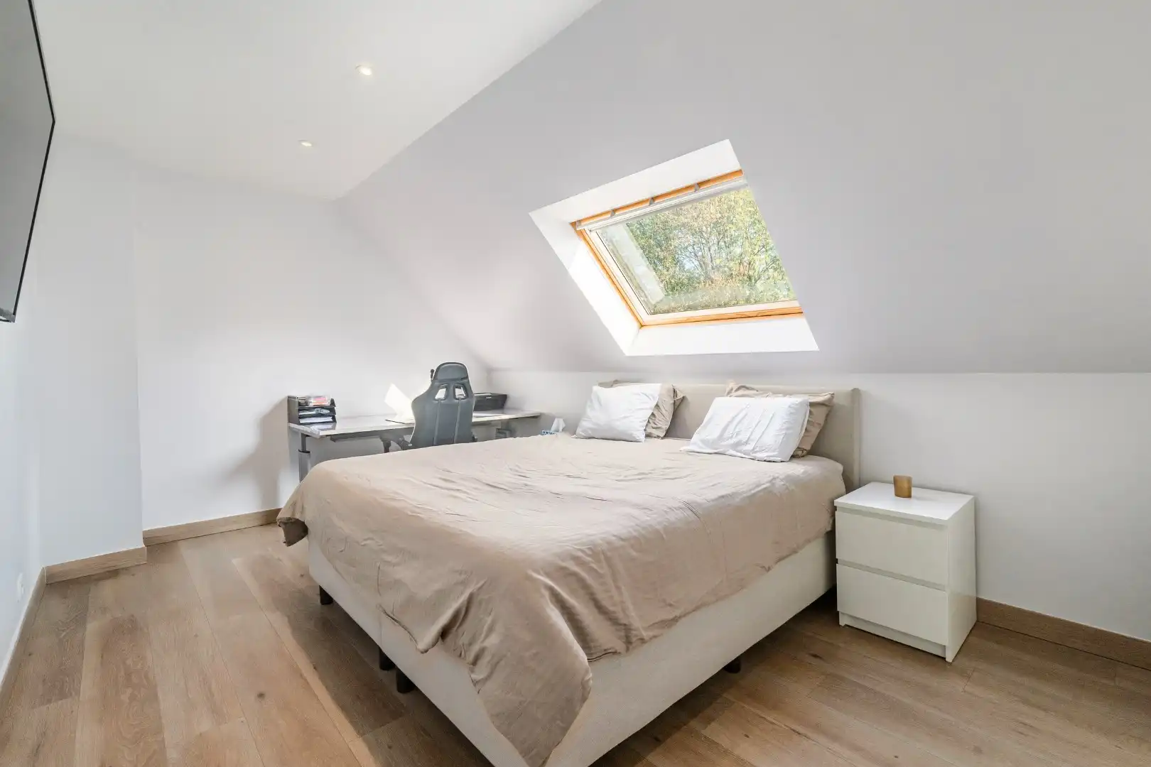 Instapklaar en lichtrijk appartement met terras en carport foto 7