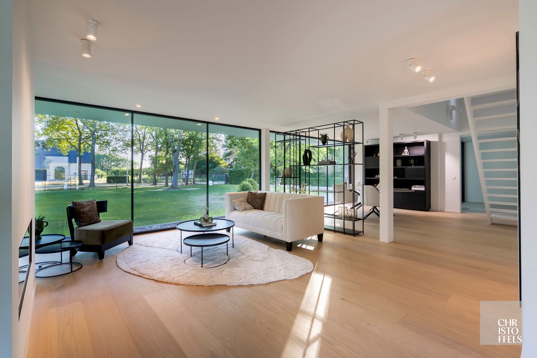 High-end gerenoveerde eigentijdse villa op een perceel van 4.379m² te Hasselt! foto 3