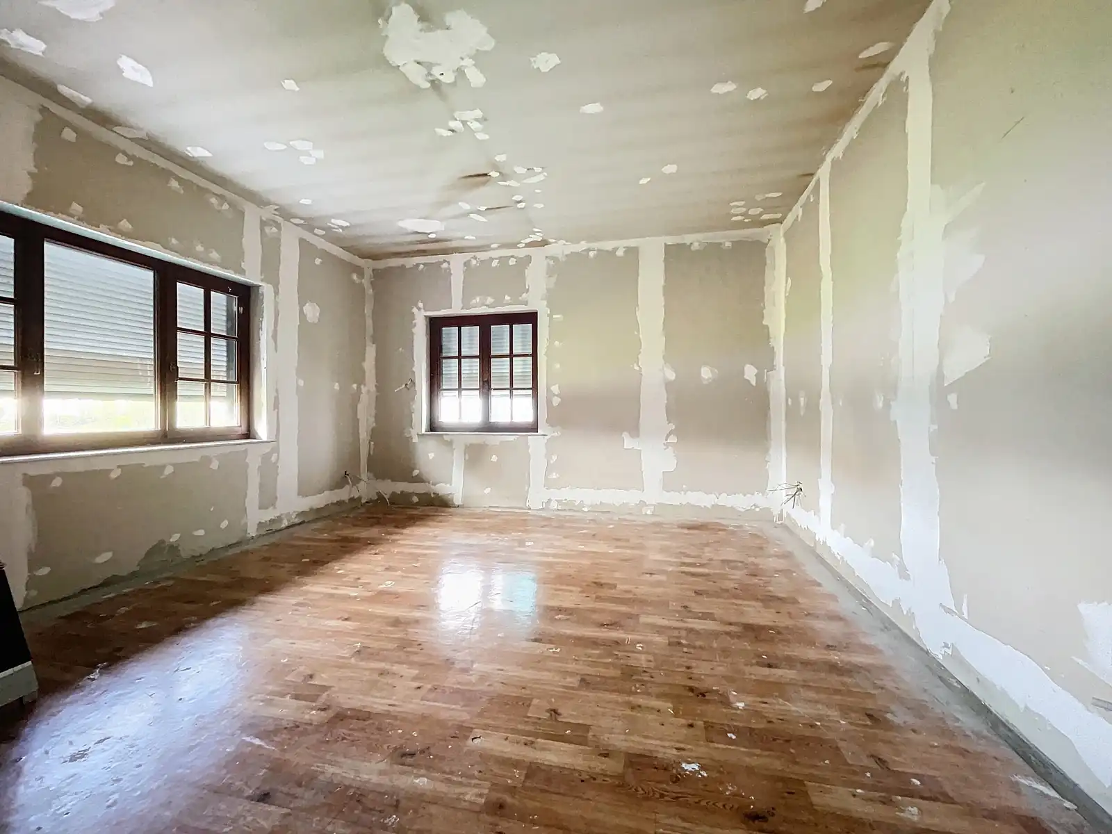 Zeer ruim huis met praktijk/pol. ruimte op terrein van 40a. foto 15