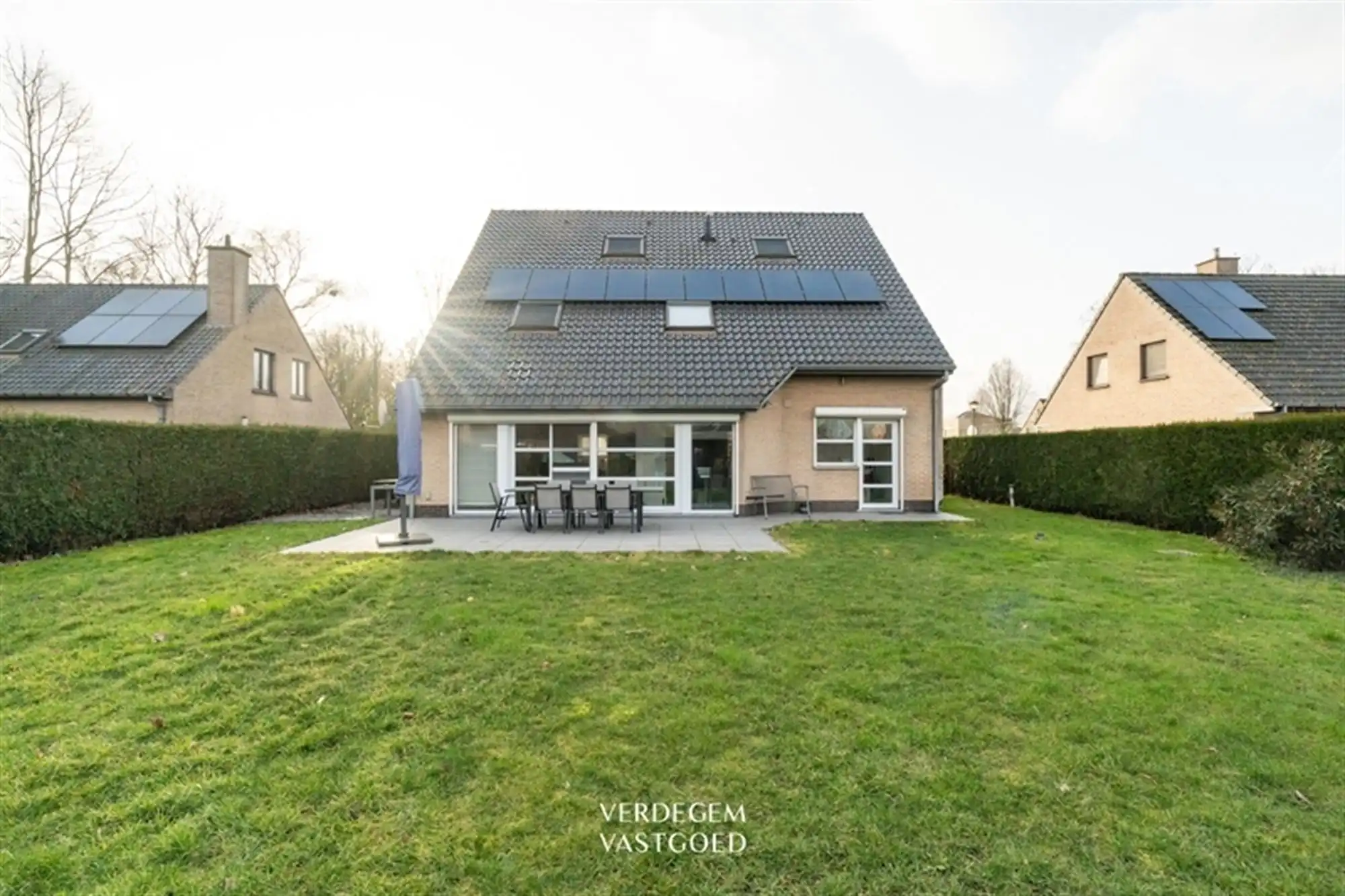 Ruime gezinswoning met 4 slaapkamers, garage en tuin in rustig straatje foto 2