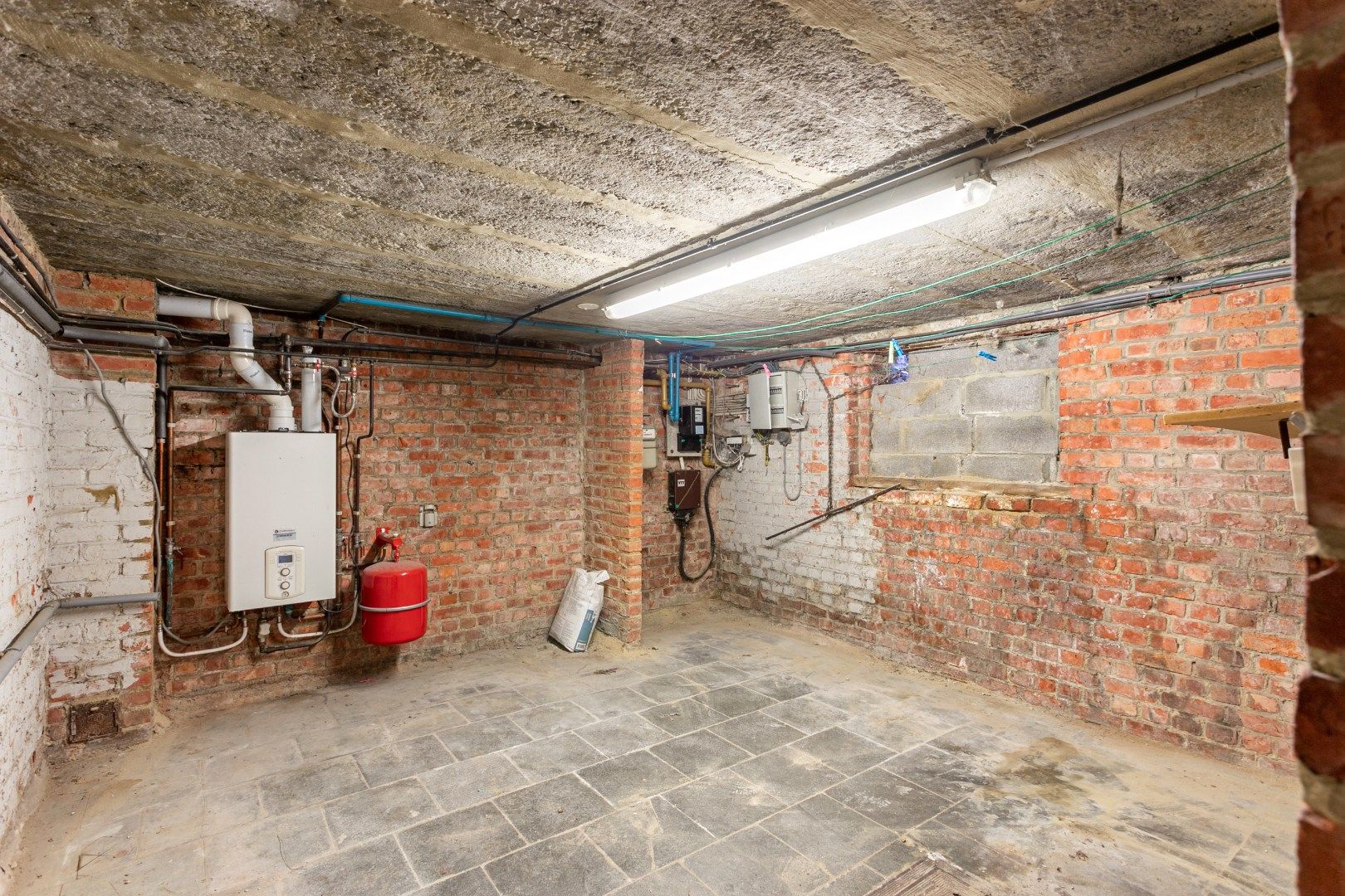 Te renoveren woning met 2 slaapkamers (4 mogelijk), bureau en aangename tuin foto 18