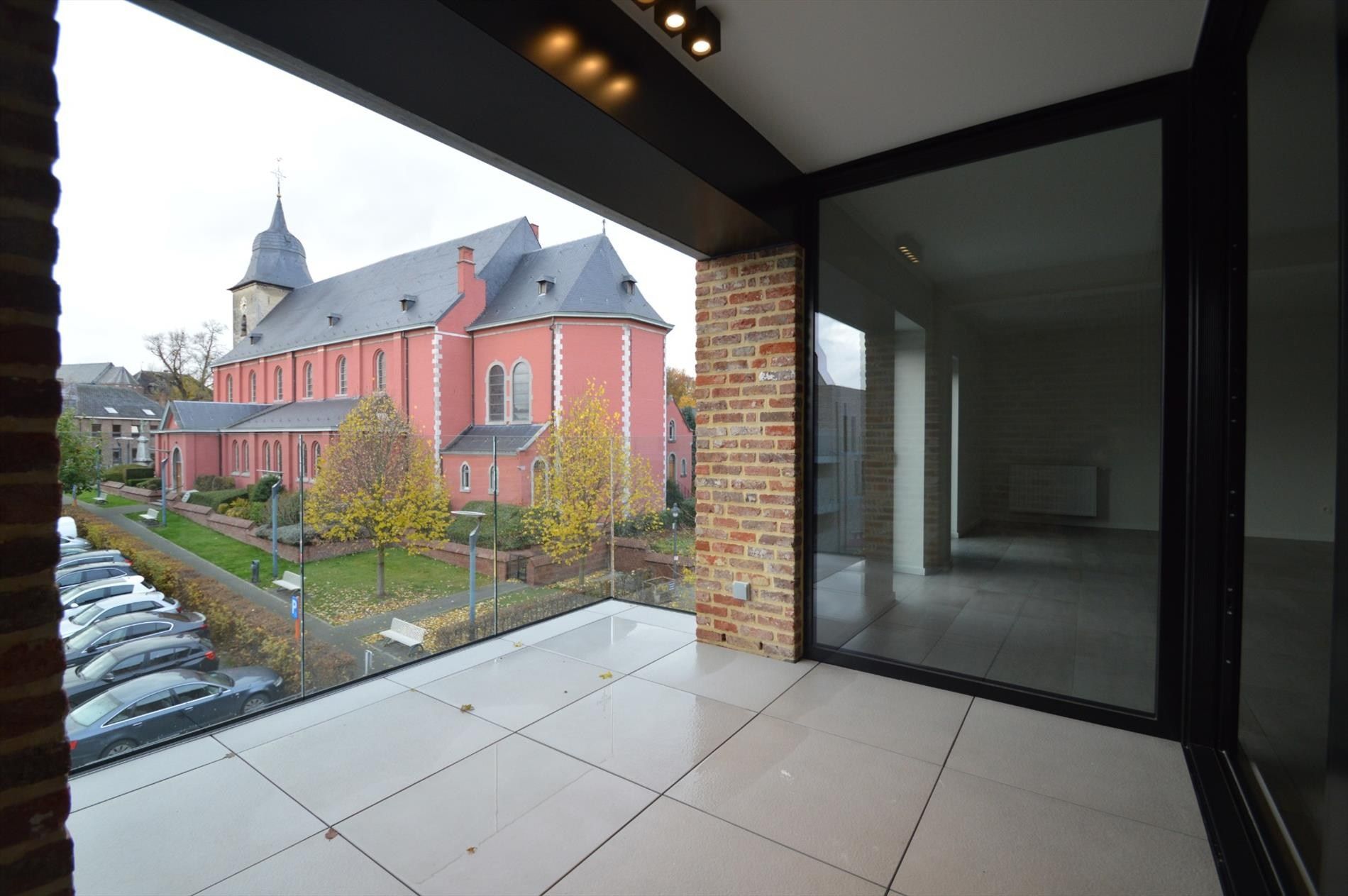  Stijlvol luxueus ingericht appartement met 2 slaapkamers en terras in hartje Hoeselt foto 2