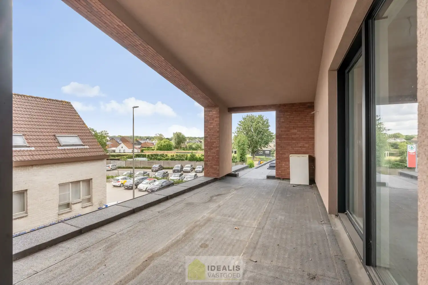 IDEALIS VASTGOED - PRACHTIGE CASCO+ PENTHOUSE MET EEN HEERLIJK LICHTRIJKE WOONKAMER MET OPEN KEUKEN EN AANSLUITEND ZEER RUIM TERRAS, 2 SLAAPKAMERS, BADKAMER, BERGPLAATS EN KELDERBERGING OP EEN GEGEERDE LOCATIE IN HET CENTRUM VAN PEER! Een aangename penthouse met een netto bewoonbare oppervlakte van +-102m² met veel lichtinval en grote glaspartijen en een ruim terras van maar liefst +- 22m², met apart kelderberging en fietsenstalling op een gegeerde locatie! Deze casco+ penthouse biedt op de 2de  verdieping een heerlijk ruime woonkamer met open keuken, een ruime inkom, een toilet, een bergplaats en toegang tot het ruim terras. Op de 3de  verdieping beschikt het penthouse over 2 slaapkamers en een badkamer. Een penthouse met vele troeven dus, nl. casco+ en nog volledig naar eigen smaak af te werken, een fijne locatie, veel lichtinval en ruime glaspartijen, zeer ruime leefruimte met open keuken, 2 slaapkamers, laag energieverbruik,… foto 8