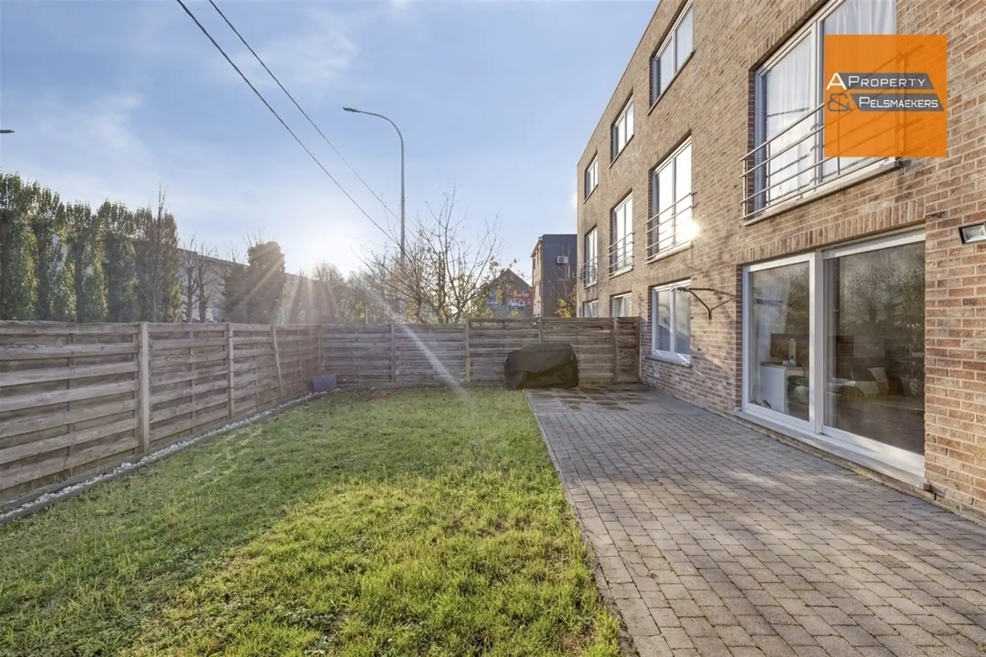 BOD AANVAARD Gelijkvloers appartement met 2 slaapkamers 2 staanplaatsen en tuin foto 4