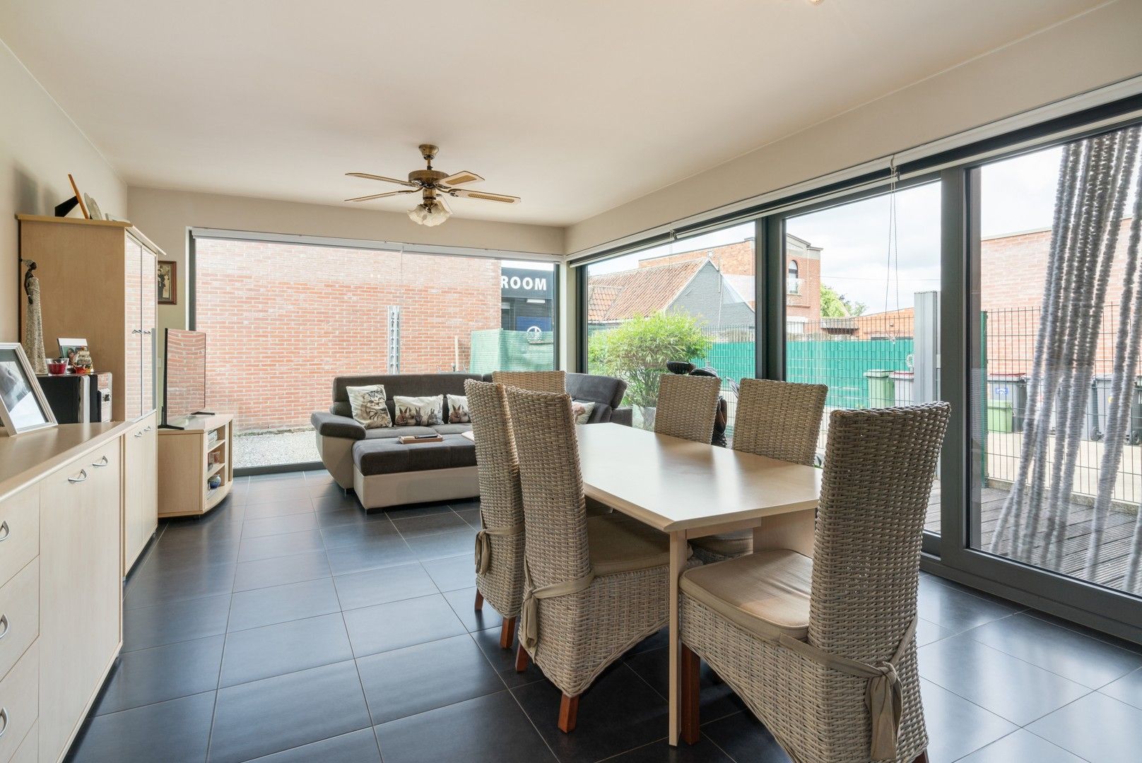 Gelijkvloers 2 slaapkamer appartement met tuin en parkeerplaats. foto 7