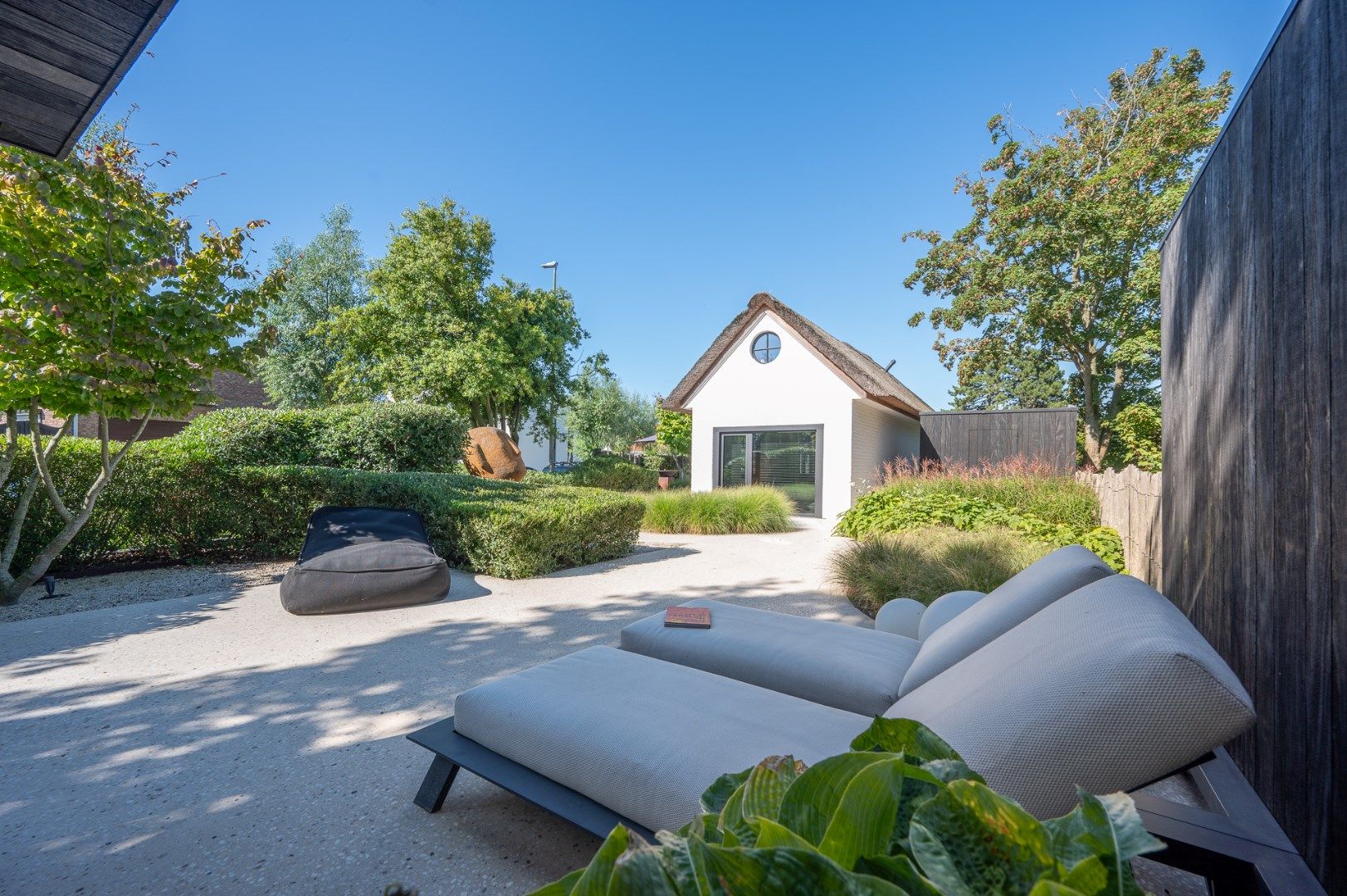 Unieke alleenstaande villa verscholen in een rustige laan te Knokke foto {{pictureIndex}}