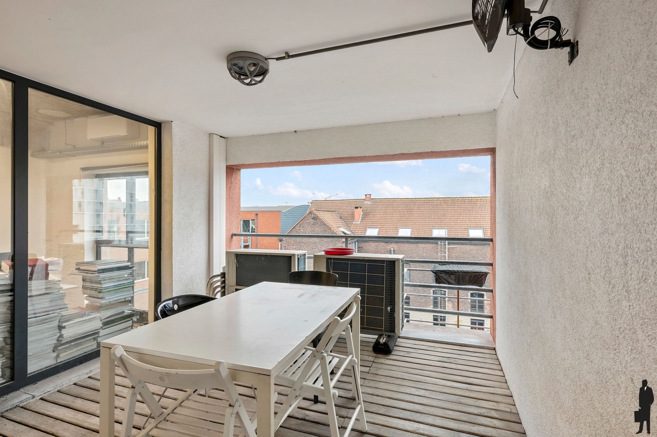 Lichtovergoten industriële loft met open structuur en ruwe materialen foto 5