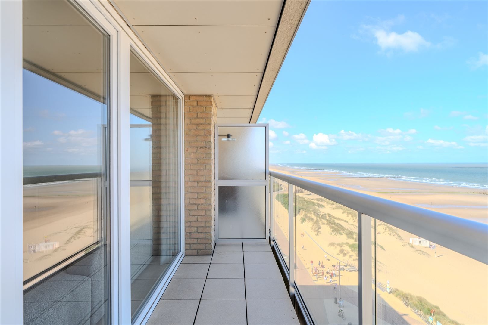 gerenoveerd appartement met zee en duinzicht foto 20