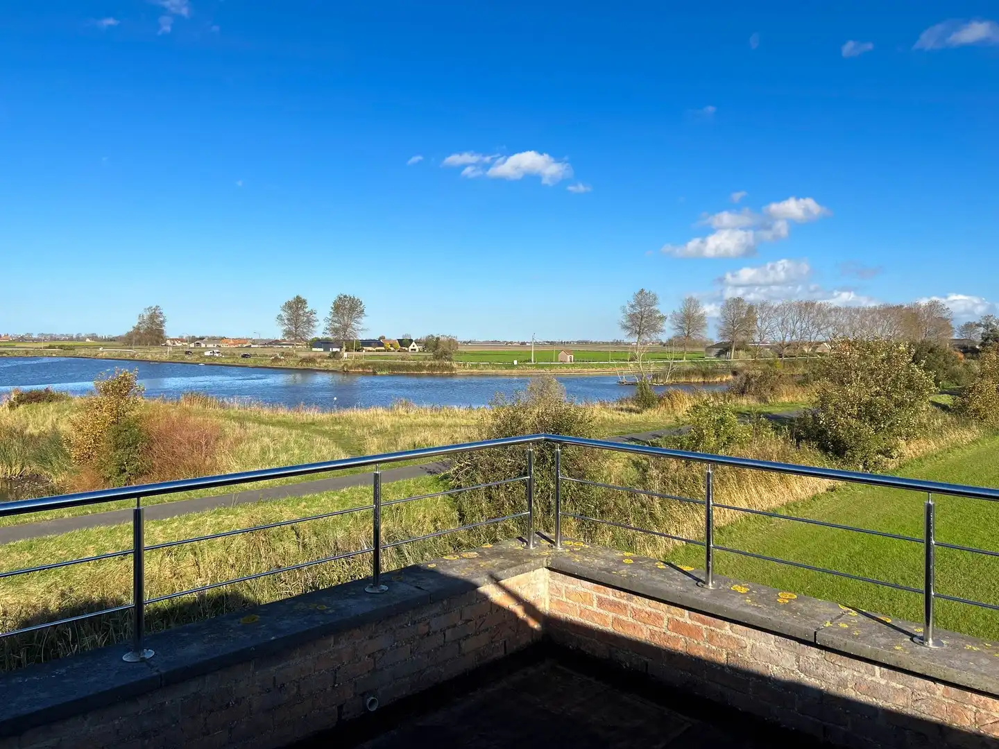 Ruime koppelwoning met waanzinnig zicht over spaarbekken en EPC A foto 24