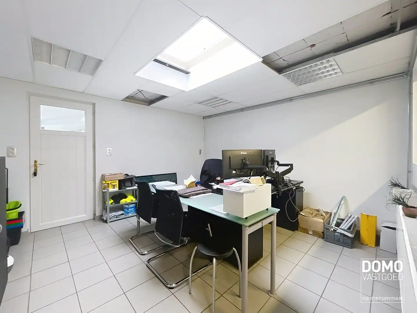 RUIM COMMERCIEEL GEBOUW VOORZIEN VAN TOONZAAL, KANTOREN EN OPSLAGPLAATS IN HERK-DE-STAD  foto 9