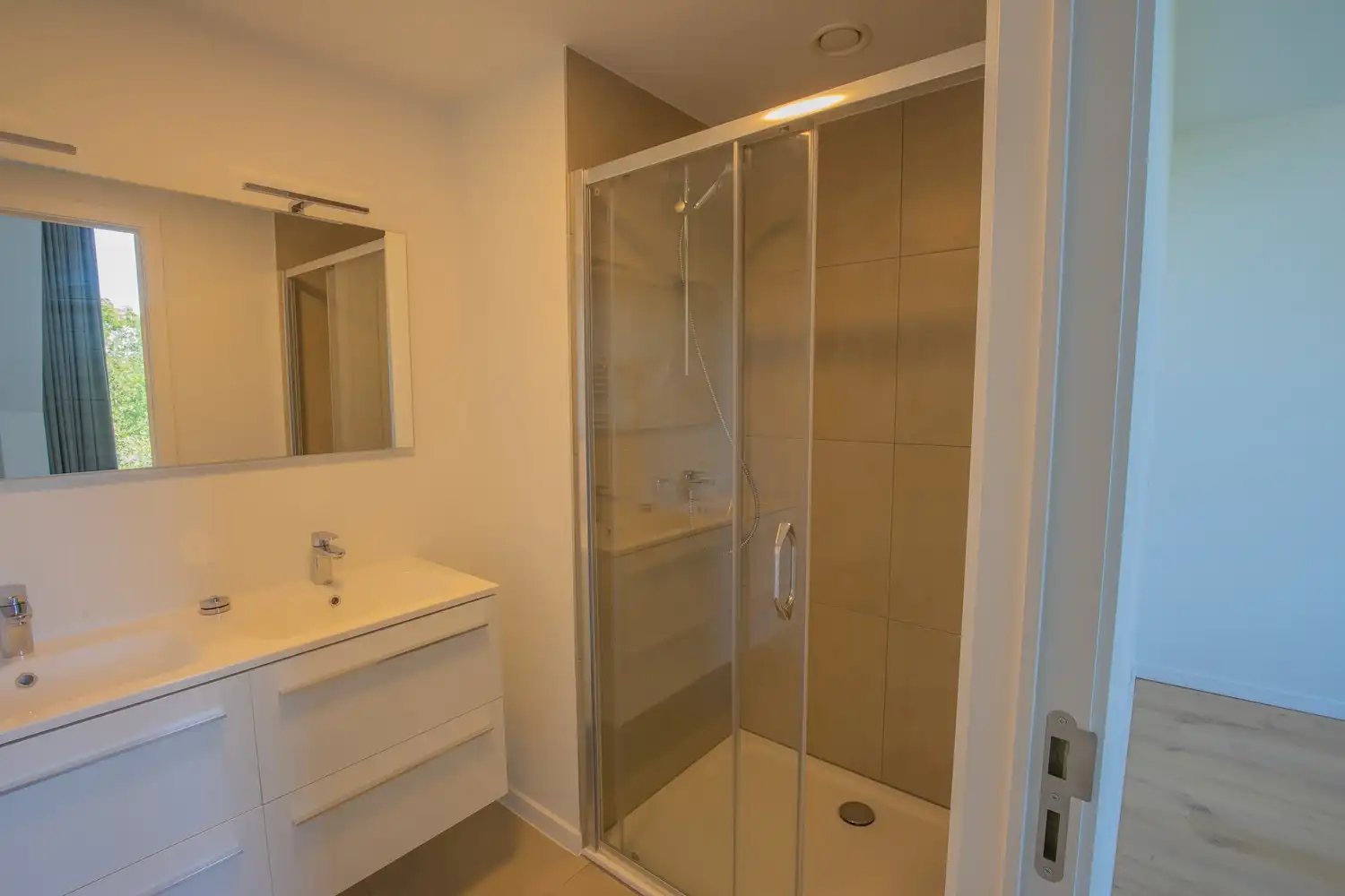 Energiezuinig dakappartement met 1 slaapkamer, aparte dressing/bureau, terras en ondergrondse staanplaats in Residentie Luster foto 16