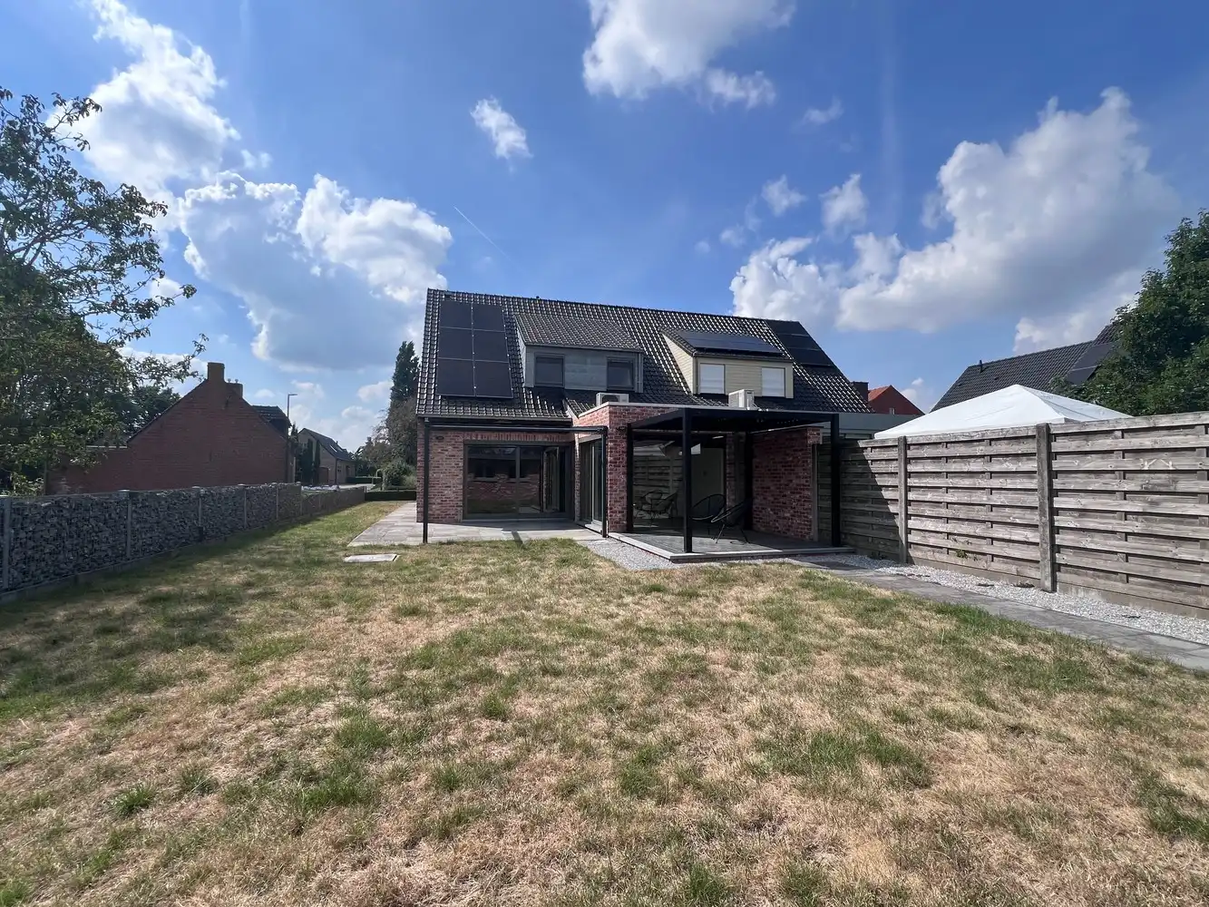 Rustig gelegen instapklare woning met 3 slaapkamers en 2 garages. foto 13