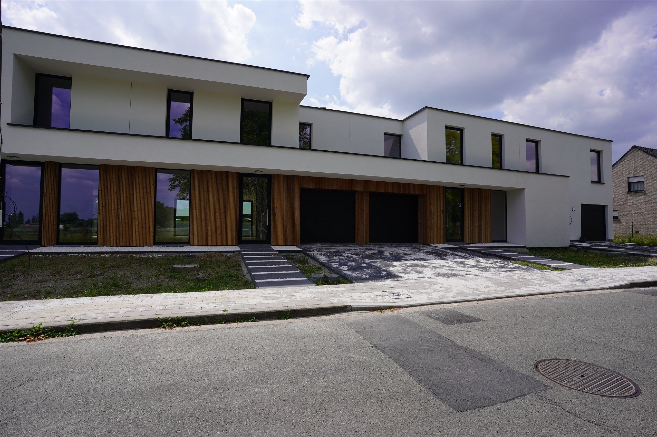 Halfopen nieuwbouwparel op 658 m² – Ruimte, Licht en Leefcomfort foto {{pictureIndex}}
