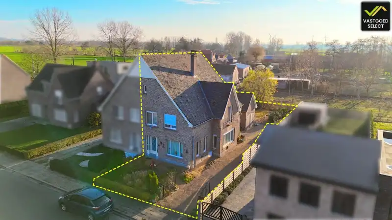 Hoofdfoto van de publicatie: Te renoveren woning met tuin en garage in Sint-Laureins