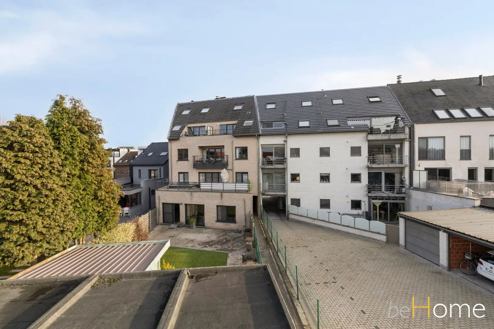 TE KOOP - Op zoek naar een leuk gelijkvloers-appartement met tuin in Merchtem? Welkom Home! foto 2