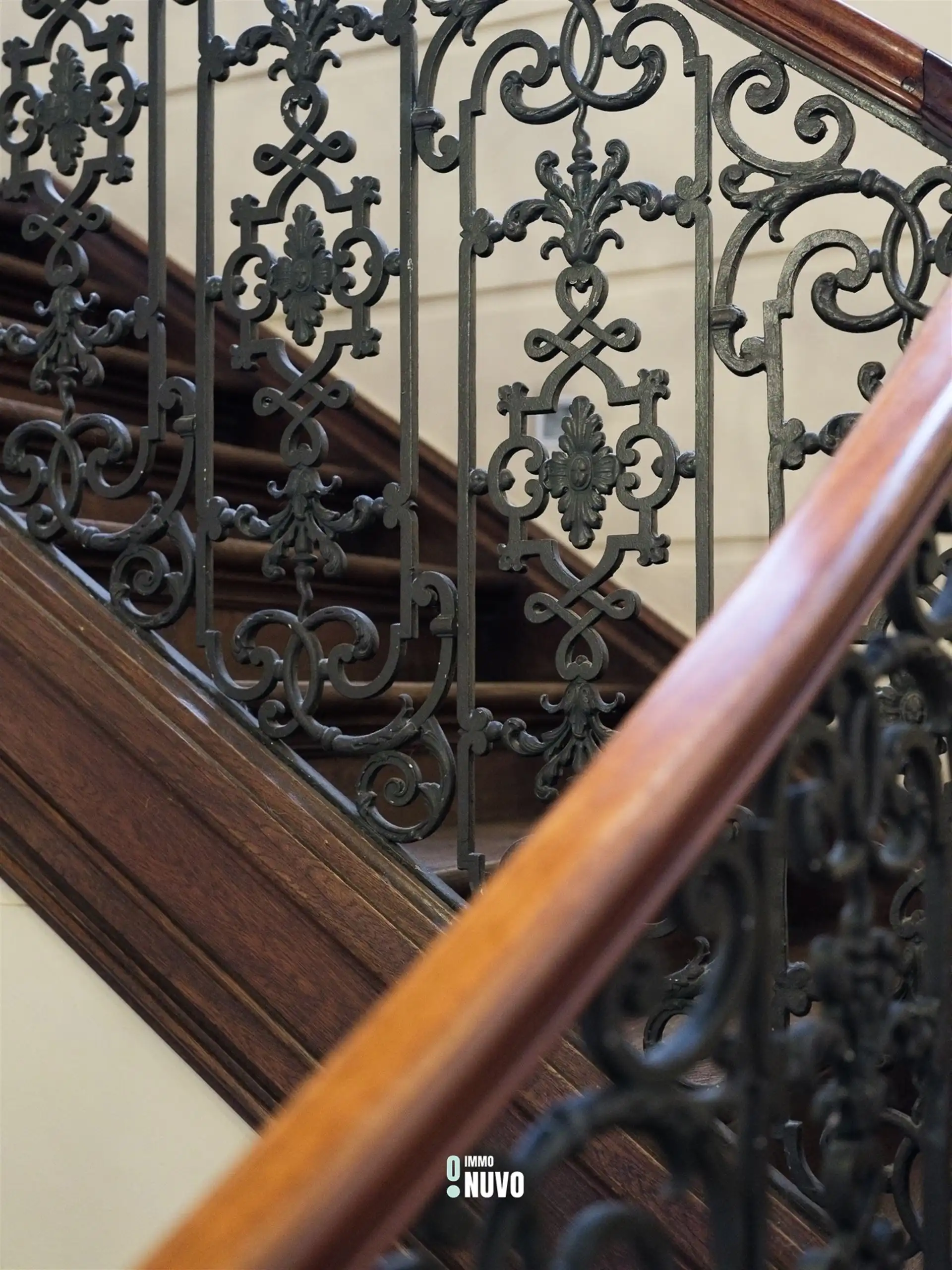 Exclusief herenhuis met handelspand op toplocatie te Aalst. foto 12