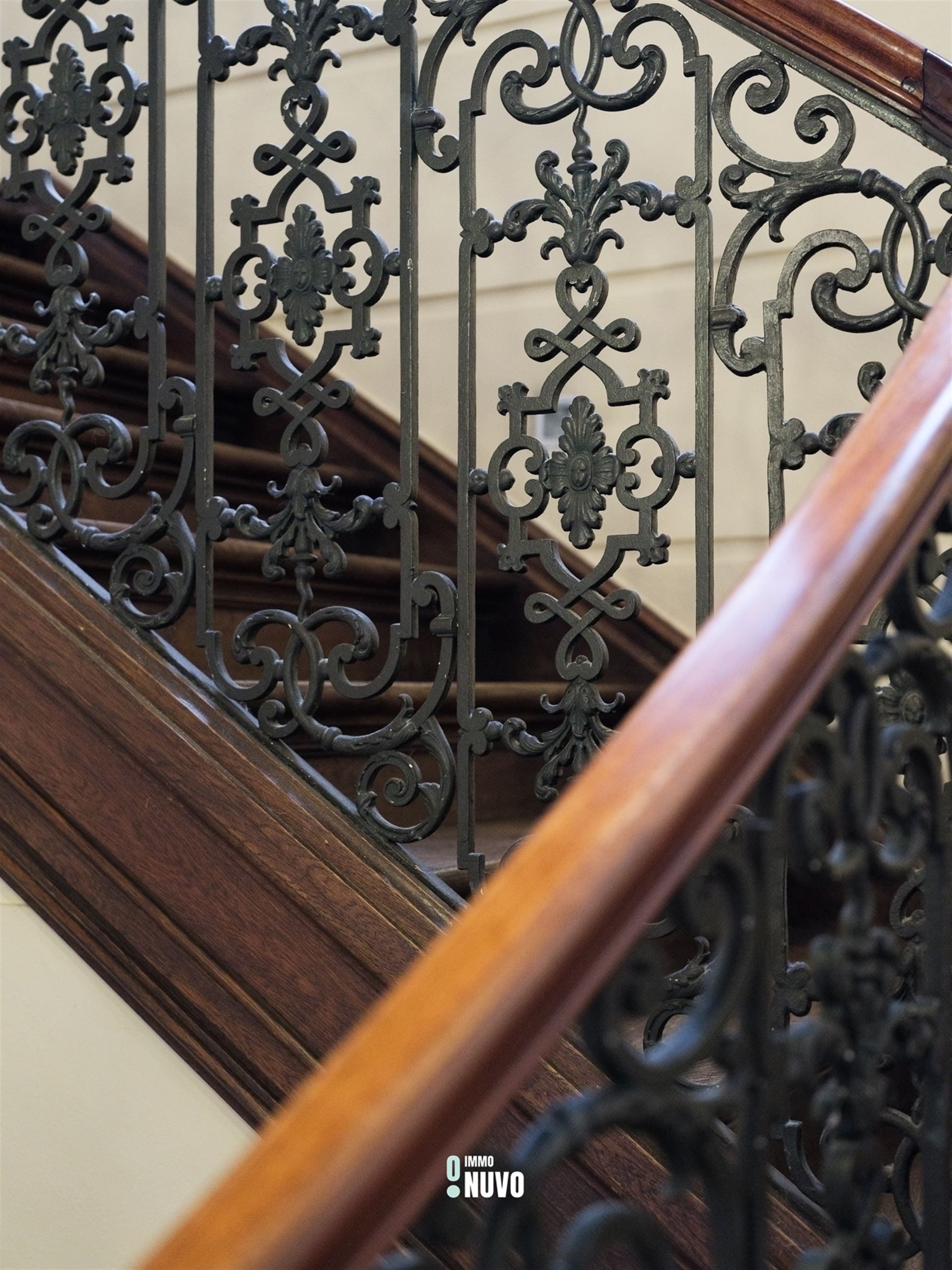 Exclusief herenhuis met handelspand op toplocatie te Aalst. foto 12