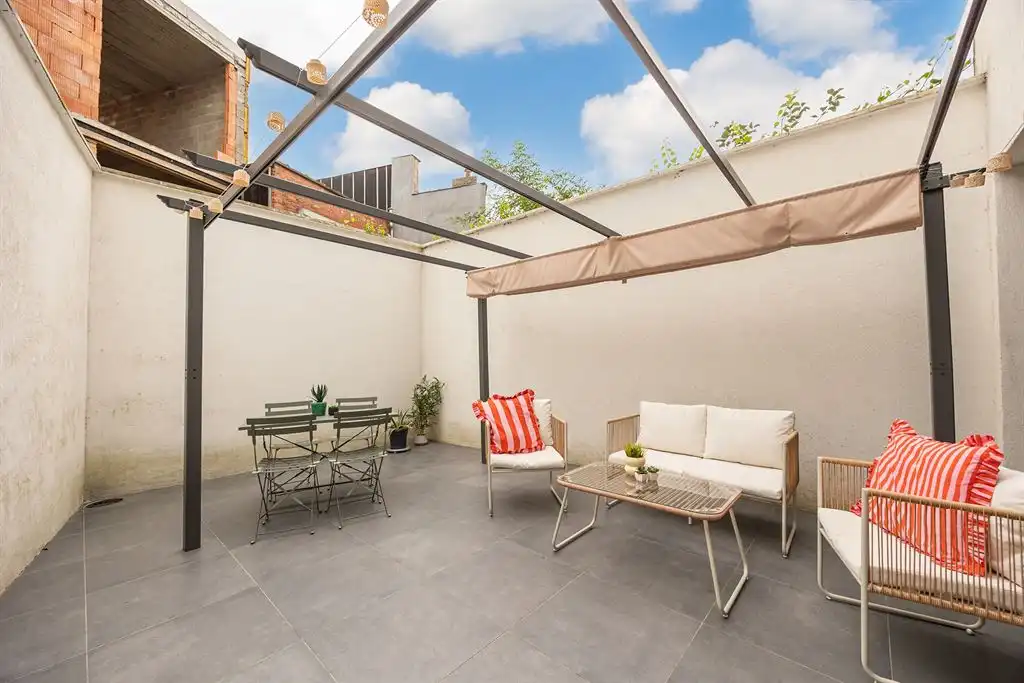 Gerenoveerd gelijkvloers appartement met terras foto 4