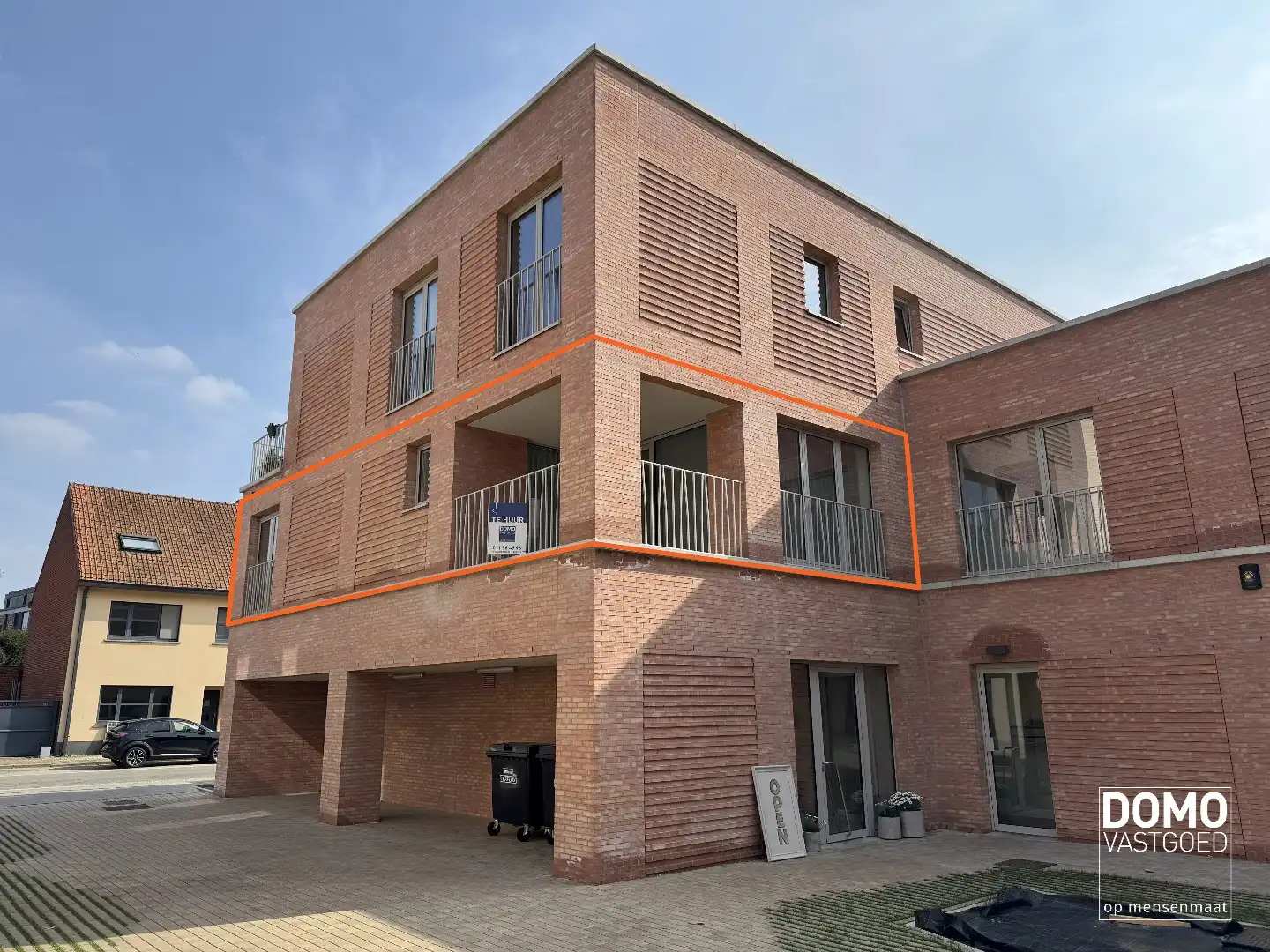 NIEUWBOUWAPPARTEMENT MET 2 SLAAPKAMERS, TERRAS, ONDERGRONDSE AUTOSTANDPLAATS EN KELDERBERGING IN RESIDENTIE "DE KWINT" TE ZONHOVEN foto {{pictureIndex}}