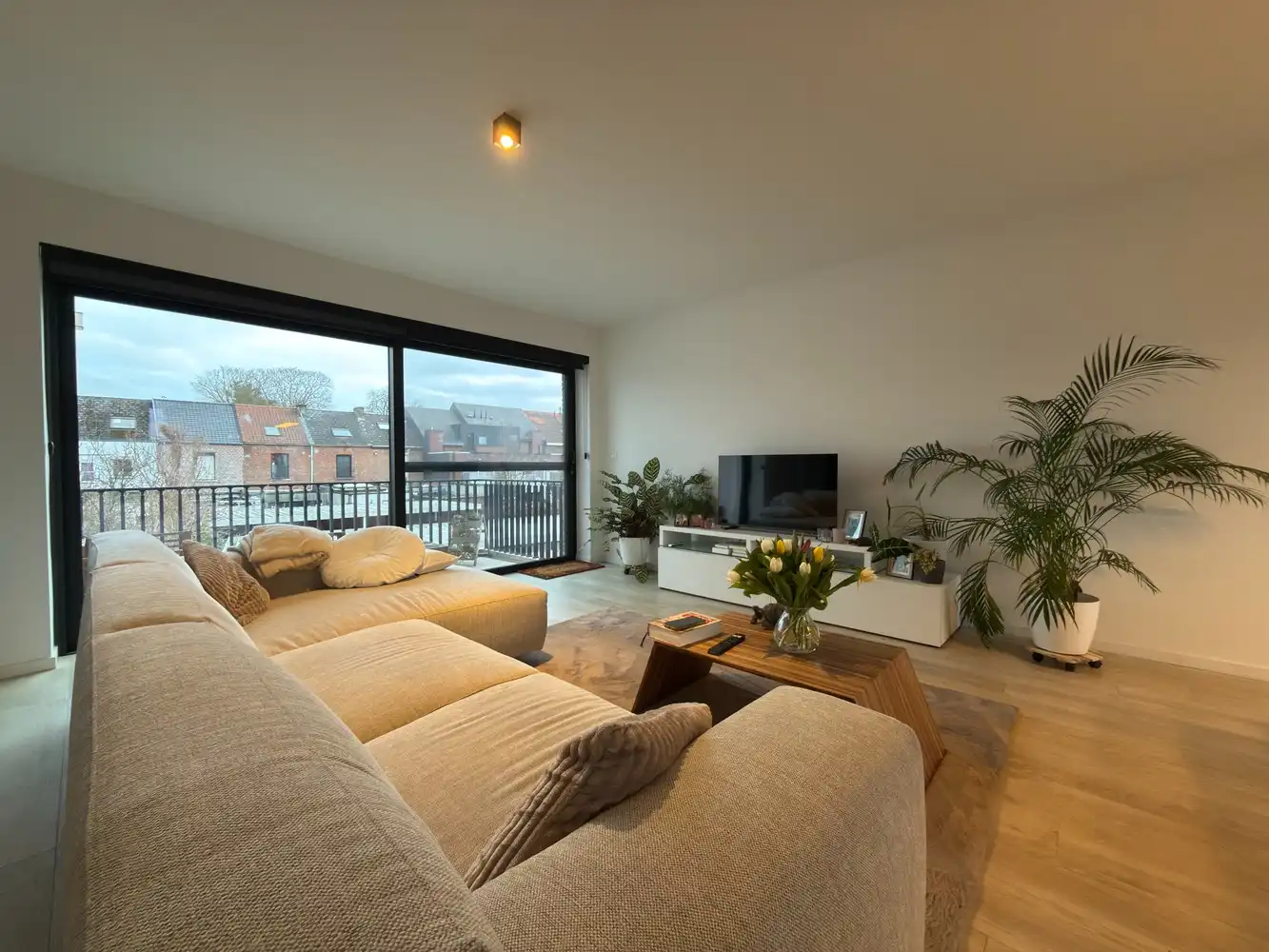 TE HUUR I PRACHTIG APPARTEMENT MET GARAGEBOX foto 2