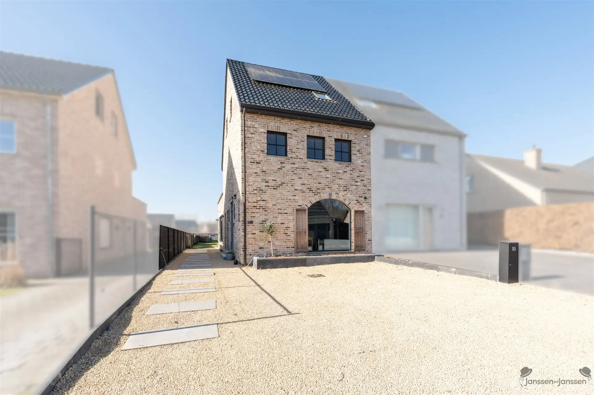 Prachtige moderne pastoriewoning met luxe afwerking, 3 slaapkamers en grote tuin op 13 are foto 2