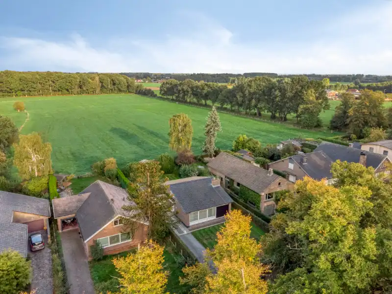 Bungalow op topligging in Astene, rust, groen en een prachtig verzicht foto 2