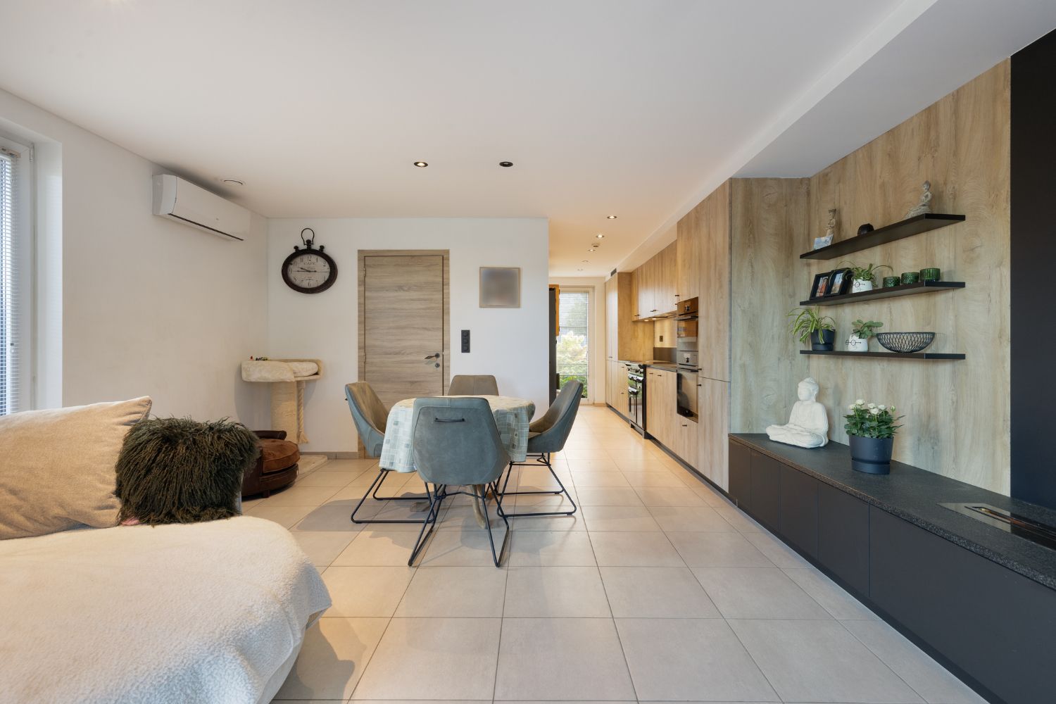 Halfopen recente woning te koop in rustige wijk Baanhof foto 12