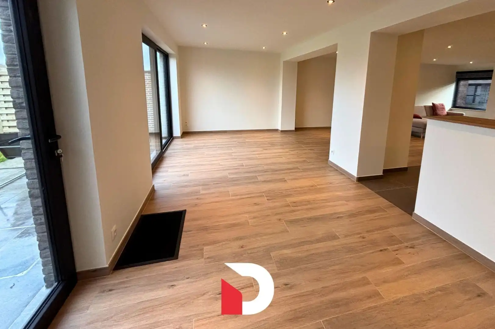 Gerenoveerde, lichtrijke woning met 3 slaapkamers en garage  foto 2