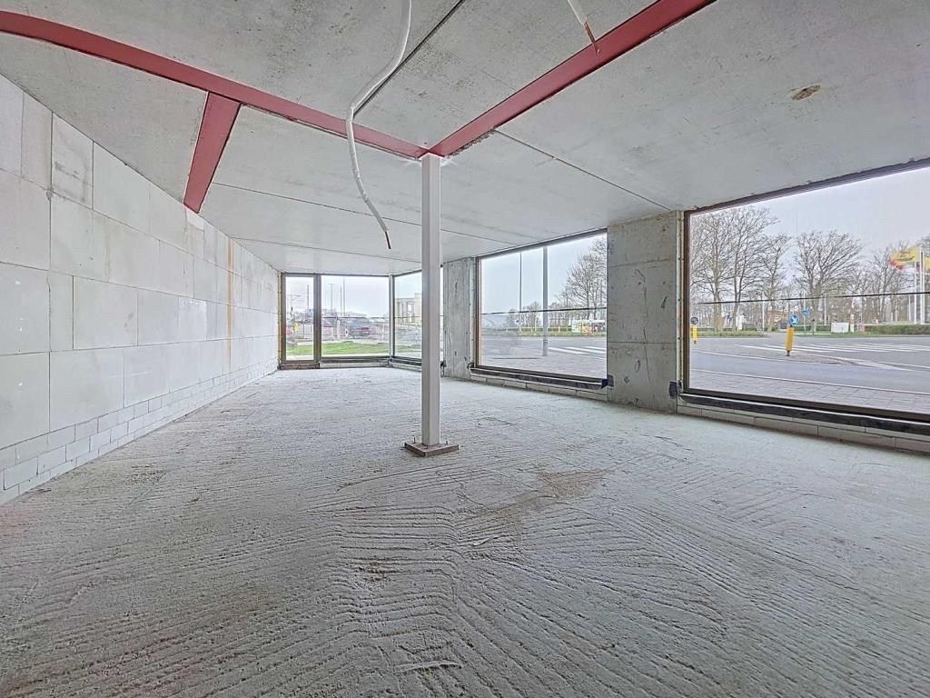 Dit handelspand (97 m²), gelegen aan de kaai van Nieuwpoort-Stad, biedt een veelzijdige opportuniteit foto 2