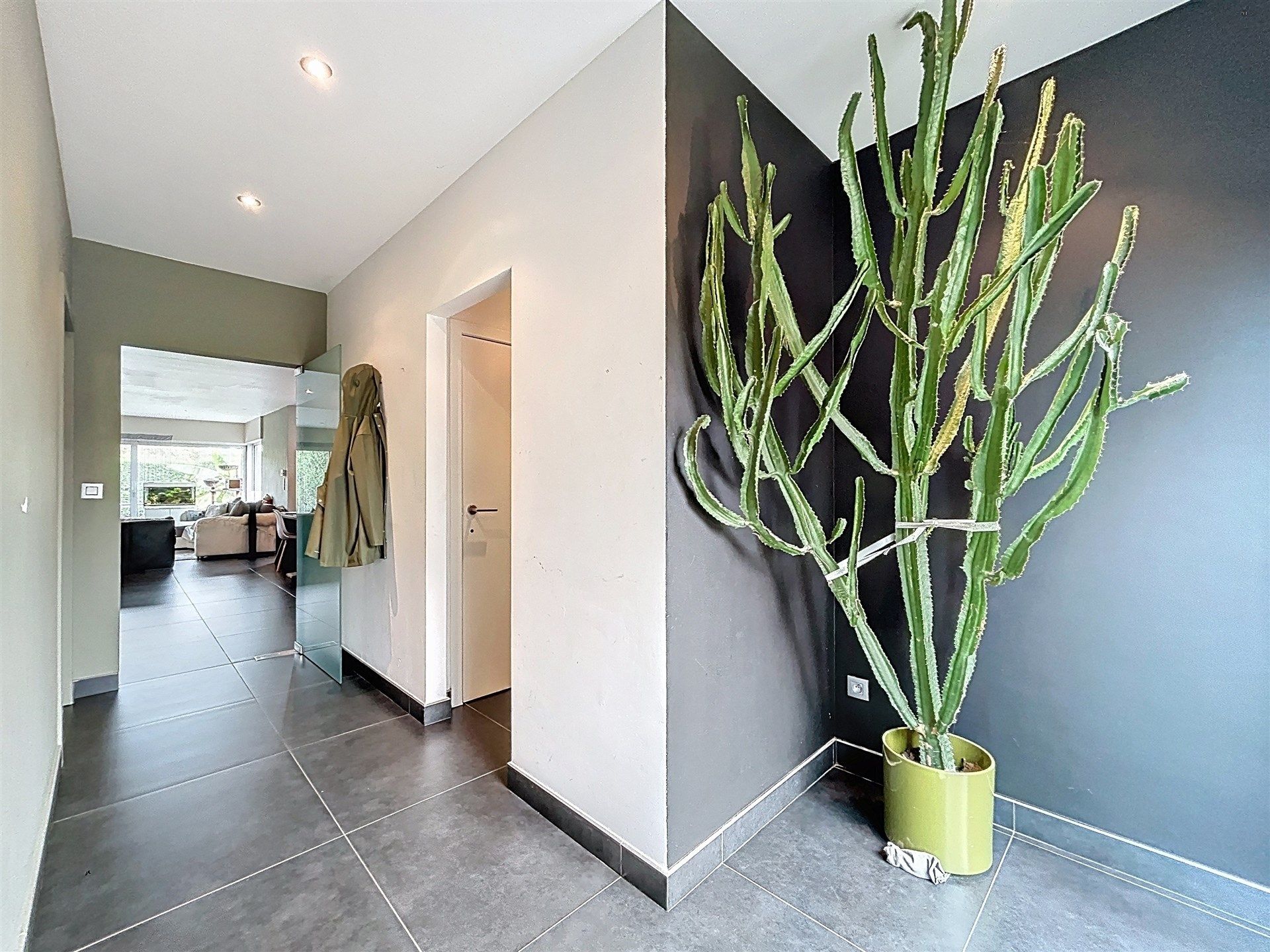recente gezinswoning met 4 slaapkamers op perceel van 462m² foto 2