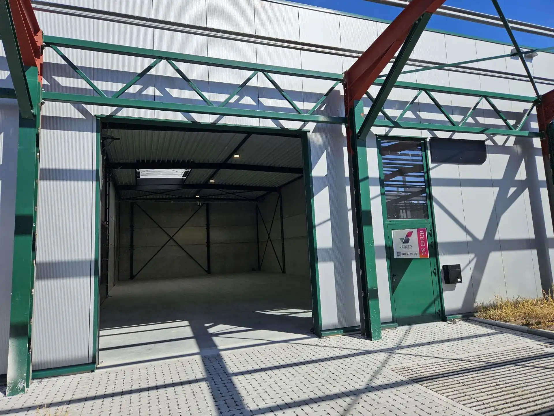 TE HUUR HASSELT KMO-unit 290m² foto {{pictureIndex}}