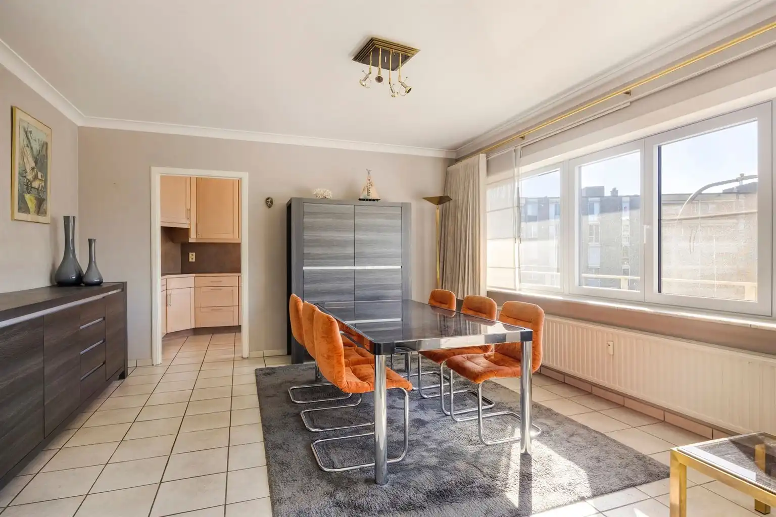 Zeer ruim 3 (+1)-slaapkamer appartement met terras, garagebox en aparte berging, gelegen op wandelafstand van het centrum van Maaseik. foto 5