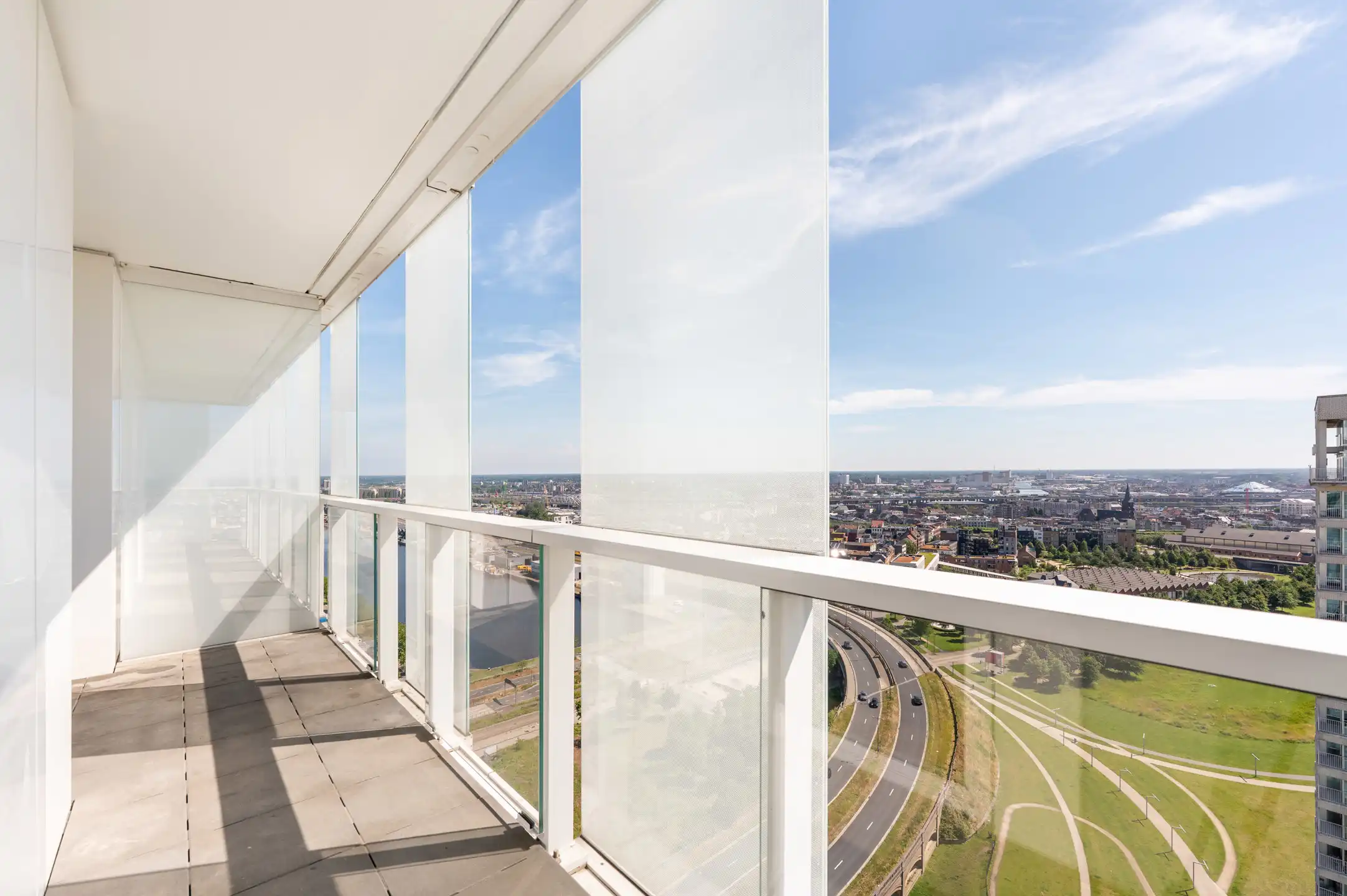 Lichtrijk appartement met terras en EPC A foto 4