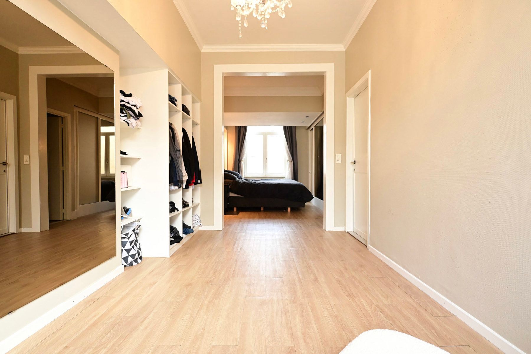 Ruim gerenoveerd herenhuis in Oostende. foto 6