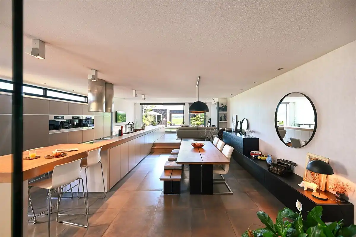 Moderne gezinswoning met zwembad, home office en prachtig uitzicht foto {{pictureIndex}}