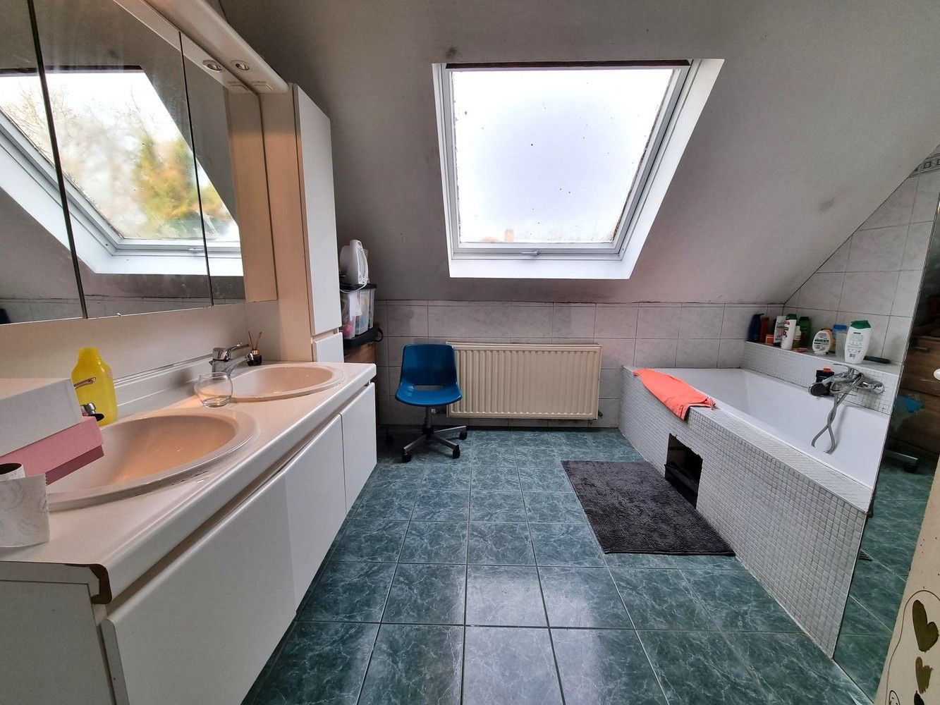 Vrijstaande woning gelegen in een zeer rustige straat, 4 slaapkamers en leuke tuin foto 11