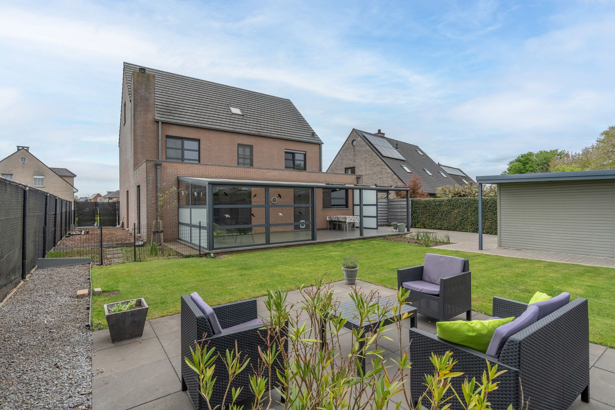 Verrassend ruime gezinswoning met 6 slpk, 2 bdk en garage foto {{pictureIndex}}