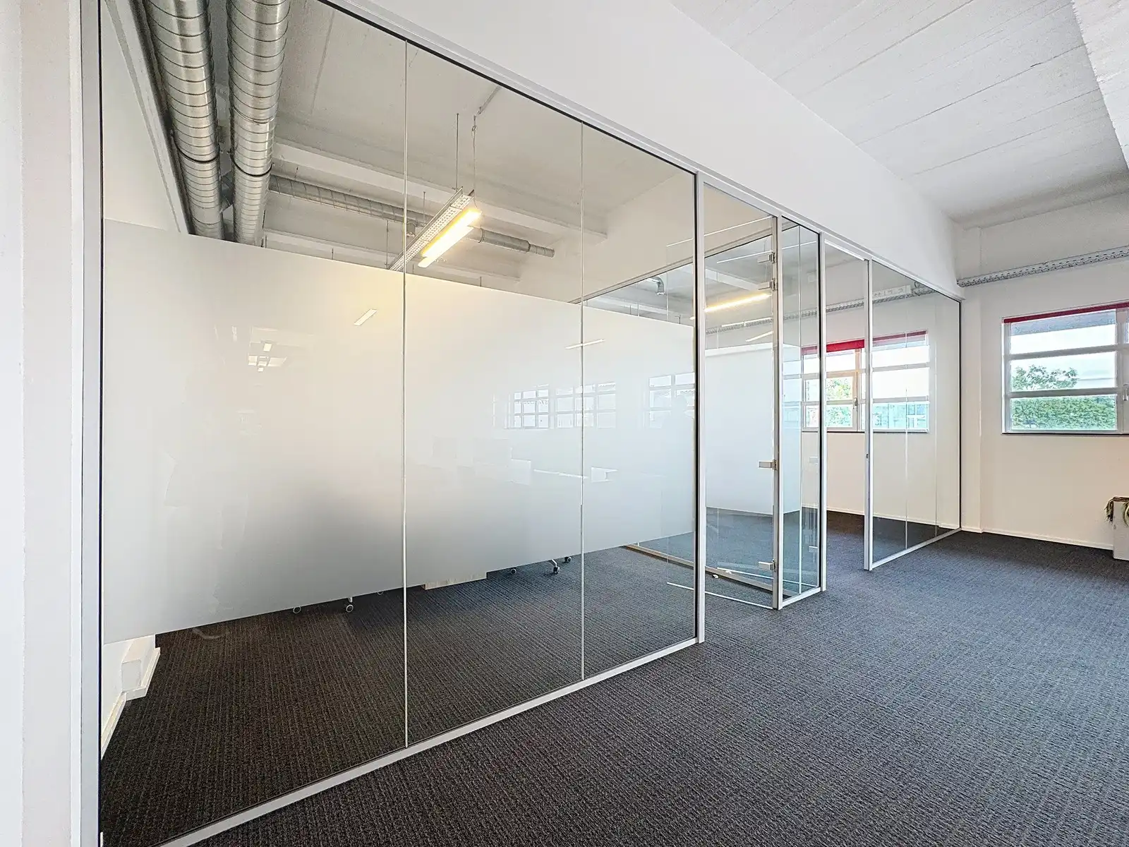 Instapklare en betaalbare KANTOORRUIMTE (230m²) voorzien van alle comfort (databekabeling, airco,...) met private parkeergelegenheid. Vlot bereikbaar via Expresweg van Brugge! foto 5