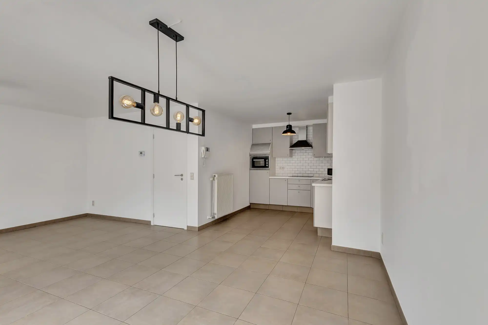 Ruim, instapklaar appartement met terras en autostaanplaats foto 4